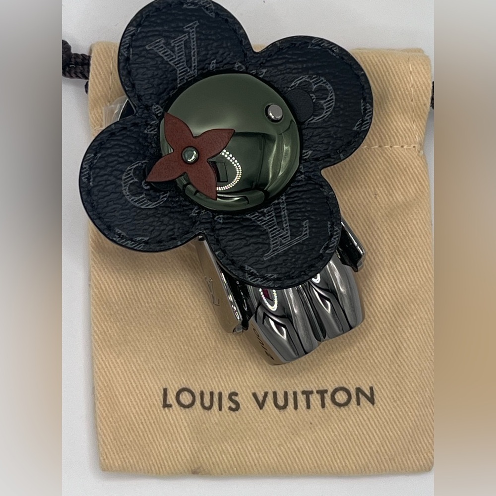LOUIS VUITTON Monogram Eclipse Vivienne Keychain Bag Charm Holder Spaceman Grey - Picture 5 of 16